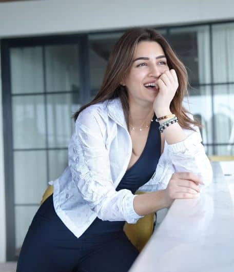 कृति सेनन ने इसके बाद जॉब नहीं की बल्कि मॉडलिंग में आगे बढ़ीं. साल 2013 में कृति मुंबई आईं और यहां कुछ विज्ञापन में काम करने लगीं. साल 2014 में इनकी पहली फिल्म आई जिसका नाम 'हीरोपंती' था.