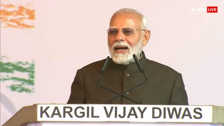 Vijay Diwas 2024: करगिल विजय दिवस पर पीएम नरेंद्र मोदी ने अग्निपथ योजना पर कांग्रेस और राहुल गांधी को निशाने पर लिया. उन्होंने सेना के सुधारों को राष्ट्रीय सुरक्षा के लिए महत्वपूर्ण बताया.