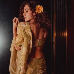Taapsee Pannu Photos : பூப்போட்ட புடவையில் க்யூட்டாக இருக்கும் டாப்சி!