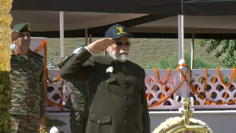 Kargil Vijay Diwas 2024 PM Narendra Modi paid tribute to martyrs in Drass Ladakh on completing Vijay Diwas 25 years Vijay Diwas 2024: कारगिल के शहीदों को देश कर रहा सलाम, विजय दिवस के 25 साल पूरे होने पर PM ने दी जवानों को श्रद्धांजलि