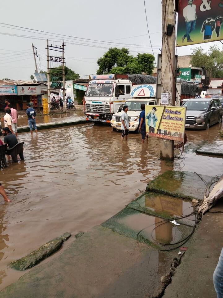इसके अलावा यहां से पैदल निकलना तो दूर समझिए गाड़ियों का निकलना भी मुश्किल हो जाता है. रोड पर पनी  जो जमा हो रहा है उसका जिम्मेदार रोड बनाने वाला ठेकेदार और उसे वक्त वहां मौजूद अधिकारी हैं. इनकी वजह से आज लोगों को यह दुर्दशा झेलनी पड़ रही है.