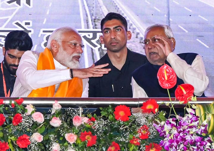 नीतीश कुमार की इस चाल को जानकारों ने एक साइकोलॉजिकल प्रेशर के तौर पर देखा है.