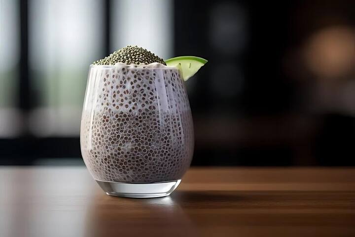 चिया सीड्स से स्मूदी बनाने के लिए 15 से 20 मिनट तक चिया सीड्स को पानी में भिगोकर रखें.