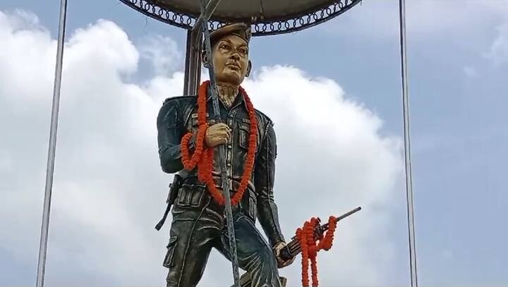 शाहीद रामसमुझ यादव के छोटे भाई प्रमोद यादव ने बताया कि उनके बड़े भाई कारगिल युद्ध में 30 अगस्त 1999 को शहीद हुए थे.  तब उनकी उम्र 10 वर्ष की थी. गर्व है कि वह शहीद के भाई हैं. बताया कि रामसमुझ यादव का बचपन गरीबी में बीता था, लेकिन देश सेवा का जज्बा दिए वह सेवा में भर्ती हुए. बताया कि बड़े भाई की याद में प्रतिवर्ष 30 अगस्त को वह शहीद मेले का आयोजन करते हैं, जिससे कि लोग राम समुझ को याद कर सके और युवा पीढ़ी को सेना में भर्ती होकर देश की सेवा करने का प्रेरणा मिले. उन्होंने बताया कि राम समुझ यादव से प्रेरणा लेकर उनके परिवार के कई युवक सेवा में भर्ती हुए हैं. 