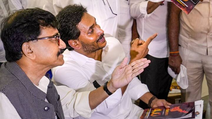 जगन मोहन रेड्डी ने कहा कि कांग्रेस के पास अपॉर्चुनिटी थी. वह चाहते तो साथ दे सकते थे, लेकिन वह नहीं आए. रेड्डी ने कहा कि कांग्रेस का चंद्रबाबू नायडू के साथ हिडन अलाइंस भी है. इतना ही नहीं उन्‍होंने ये भी कहा कि चंद्रबाबू नायडू दोनों तरफ गेम खेल रहे हैं और उनपर आंखे बंद कर के भरोसा किया जा रहा है.