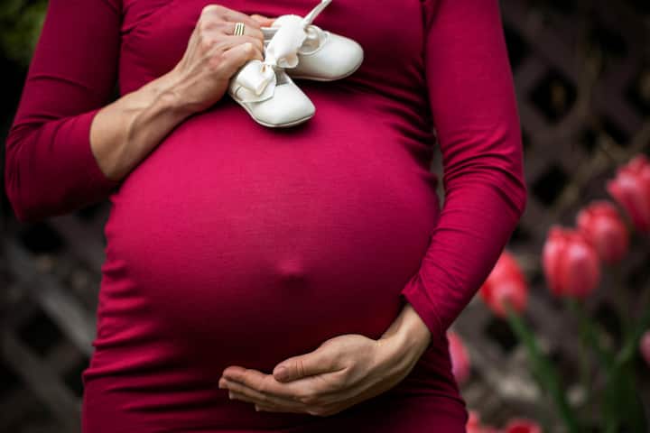 ਜੈਨੇਟਿਕ ਟੈਸਟਿੰਗ ਕਿਵੇਂ ਕੀਤੀ ਜਾਂਦੀ ਹੈ? : IVF ਪ੍ਰਕਿਰਿਆ ਦੇ ਦੌਰਾਨ, ਜਦੋਂ ਇੱਕ ਭਰੂਣ ਬਣਦਾ ਹੈ, ਤਾਂ ਇਸਦੇ ਕੁਝ ਸੈੱਲਾਂ ਦੀ ਜਾਂਚ ਕੀਤੀ ਜਾਂਦੀ ਹੈ। ਇਸ ਟੈਸਟ ਨੂੰ ਪ੍ਰੀ-ਇਮਪਲਾਂਟੇਸ਼ਨ ਜੈਨੇਟਿਕ ਟੈਸਟਿੰਗ (PGT) ਕਿਹਾ ਜਾਂਦਾ ਹੈ।
