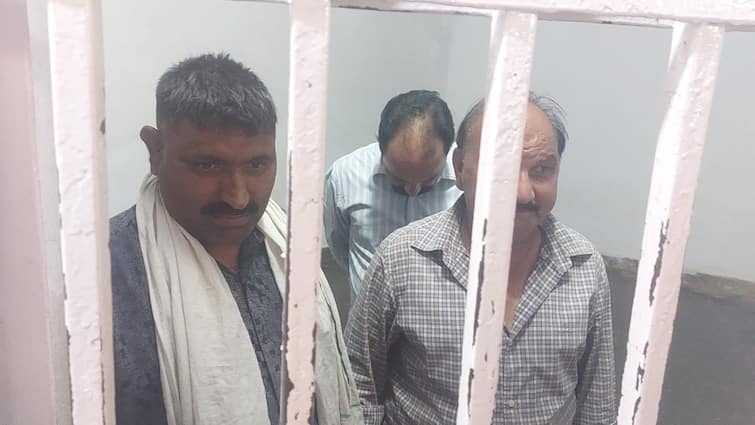 Former minister professor son beat e rickshaw driver in front of his college arrested Ann आगरा में पूर्व मंत्री के बेटे की खुलेआम गुंडागर्दी, ई-रिक्शा चालक को डंडे से पीटा