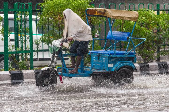 धौला कुआं, दिल्ली कैंट, मायापुरी, राजा गार्डन, पंजाबी बाग, करोल बाग, कनाट प्लेस, इंडिया गेट, चाणक्यपुरी, मोती बाग, लाजपत नगर, सफदरजंग, लोधी रोड, बारापुला, आईटीओ, प्रगति मैदान, पीतमपुरा, रोहिणी, नांगलोई, शाहदरा, वसंत कुंज, आरके पुरम, हौजखास में जमकर बारिश हुई.