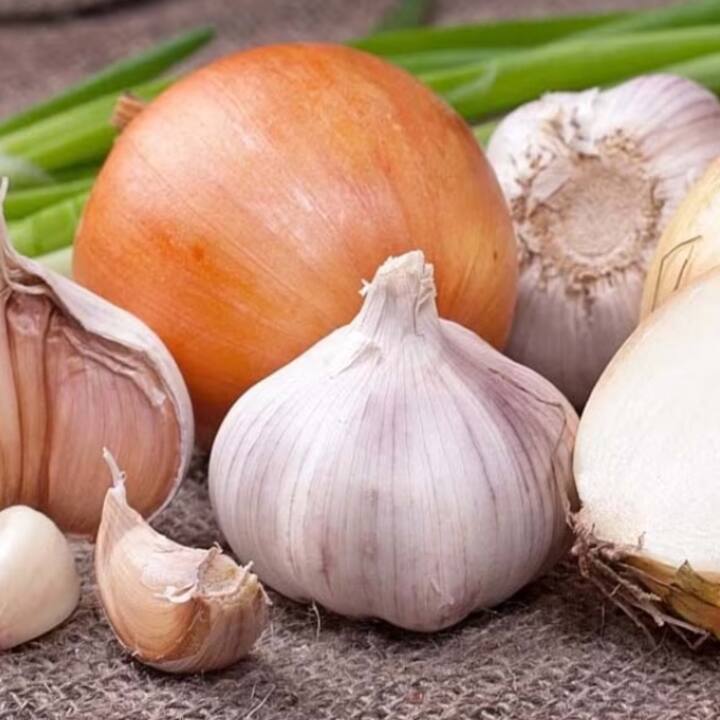 ਸਾਵਨ 'ਚ ਲਸਣ ਪਿਆਜ਼ ਵਰਜਿਤ ਹੁਮਦਾ ਹੈ ਪਰ ਕਈ ਖੋਜਾਂ ਹਨ ਜਿਨ੍ਹਾਂ ਦੇ ਅਨੁਸਾਰ ਪਿਆਜ਼ ਅਤੇ ਲਸਣ ਦੀ ਜ਼ਿਆਦਾ ਮਾਤਰਾ ਸਰੀਰ ਨੂੰ ਨੁਕਸਾਨ ਪਹੁੰਚਾ ਸਕਦੀ ਹੈ। ਇਹੀ ਕਾਰਨ ਹੈ ਕਿ ਸਾਵਣ ਦੇ ਮਹੀਨੇ ਲਸਣ ਅਤੇ ਪਿਆਜ਼ ਨਾ ਖਾਣ ਨਾਲ ਸਰੀਰ ਨੂੰ ਪੂਰੀ ਤਰ੍ਹਾਂ ਨਾਲ ਡੀਟੌਕਸਫਾਈ ਕਰਨ ਲਈ ਜ਼ਿਆਦਾ ਸਮਾਂ ਮਿਲਦਾ ਹੈ।