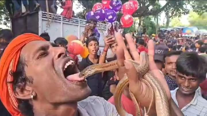 Bihar Snake Fair: समस्तीपुर के विभूतिपुर थाना क्षेत्र अंतर्गत सिंघियाघाट में गुरुवार को नागपंचमी पर सांपों का मेला लगा, इस मौके पर यहां तरह-तरह के जहरीले सांप हाथों में लेकर लोग घूमते नजर आए.