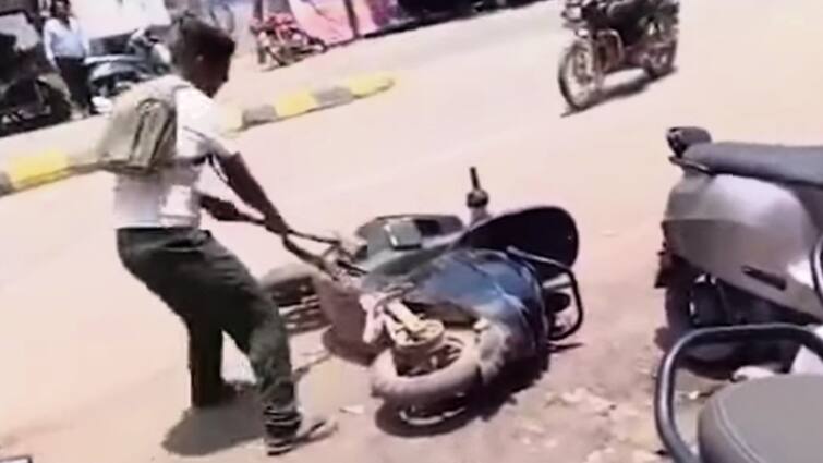 Gwalior Youth Troubled Ola Company Attitude thrashed E bike by Hammer Video Viral ANN Gwalior News: ग्वालियर में 2 लाख रुपये की ई-बाइक पर युवक ने जमकर बरसाए हथौड़े, जानिए क्या है वजह?