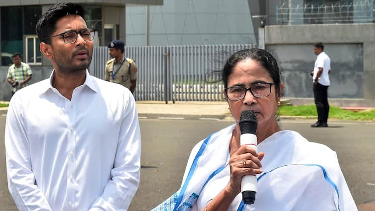 West Bengal CM Mamata Banerjee in delhi to Attend PM Modi-led NITI Aayog Union budget 2024 Jharkhand CM Hemant Soren ‘Bring Back Planning Commission’: Bengal CM Mamata In Delhi Ahead Of PM Modi-Led NITI Aayog Meet