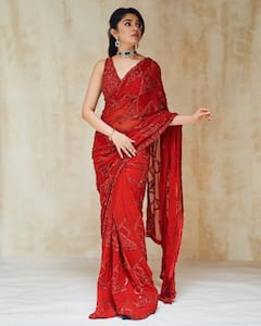 kriti shetty: కృతి శెట్టి అందాల 'ఉప్పెన'.. ఎర్రచీరలో బేబమ్మను చూస్తే గుండె జారి గల్లంతే!