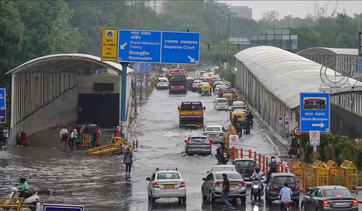 दिल्ली में बारिश की वजह से लोगों को उमस और भीषण गर्मी से राहत मिली.