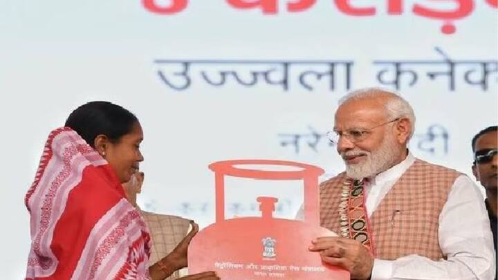 केंद्र सरकार द्वारा साल 2016 में प्रधानमंत्री उज्ज्वला योजना शुरू की गई थी. इस योजना के तहत गरीब जरूरतमंद महिलाओं को मुफ्त गैस कनेक्शन दिए जाते हैं.