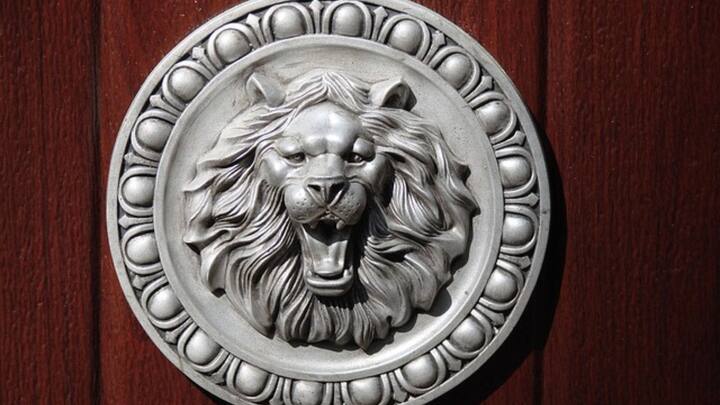 সিংহ রাশি (Singha Rashi) - অগাস্ট মাসে আপনাকে বিশেষ সতর্ক থাকতে হবে। কারণ শনিদেব অশুভ গ্রহ রাহুর সঙ্গে সম্পর্ক তৈরি করছেন। যে কারণে পরিবারে কিছু সমস্যা দেখা দিতে পারে। স্ত্রীর সঙ্গে মতভেদ ও দূরত্বের সম্ভাবনাও থাকতে পারে। শনি এখানে মানসিক চাপ ও বিভ্রান্তির মতো পরিস্থিতি তৈরি করছেন। সঠিক সিদ্ধান্ত নিতে অসুবিধা হতে পারে। ২১ অগাস্টের পর পরিস্থিতির পরিবর্তন হবে।