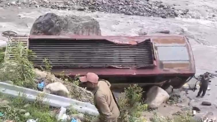 Manali Bus Accident Prem Bus fell into Beas river in himachal Pradesh Manali Bus Accident: हिमाचल के मनाली में ब्यास नदी में गिरी बस, कई यात्री थे सवार, रेस्क्यू ऑपरेशन जारी