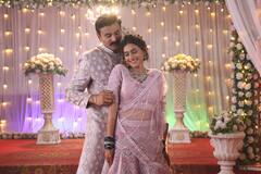 Marathi Serial Updates Gharoghari Matichya Chuli : सोनेरी रंगाची साडी, मोत्याचे दागिने अन् मंगळसूत्रासारखं ब्रेसलेट; ऋषिकेश-जानकीच्या लग्नातल्या लूकने वेधलं लक्ष