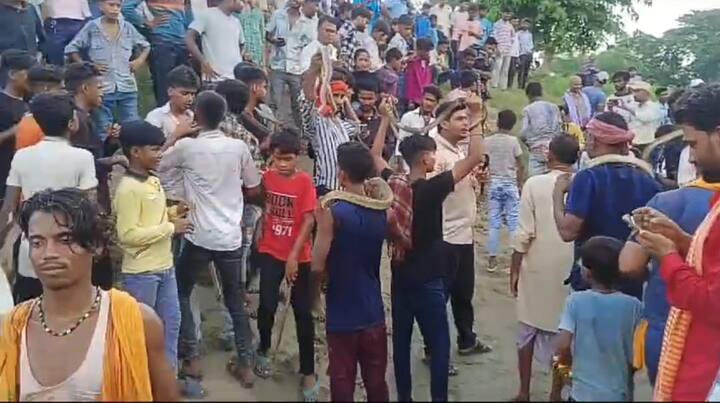 यहां पूजा करने व देखने के लिए समस्तीपुर जिले के अलावा खगड़िया, सहरसा, बेगूसराय, मुजफ्फरपुर आदि जिले के भी लोग आते हैं. नागपंचमी पर सैकड़ों की संख्या में भगत अपने हाथ में सांप लिए बूढ़ी गंडक नदी के सिंघियाघाट स्थित पुल घाट पहुंचते हैं.