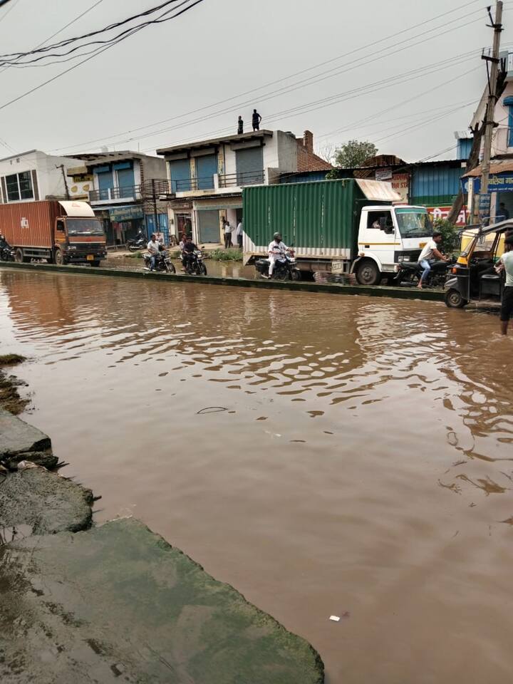 मानेसर के एडीएम दर्शन सिंह ने स्थानीय निवासियों को आश्वाशन दिया की उनकी समस्या का जल्द से जल्द समाधान कर दिया जाएगा. तब जाकर कहीं स्थानीय निवासियों ने पानी में रखी कुर्सियों को हटाया और जाम को खोला. वहां जाम लगाने वाले स्थानीय दुकानदार रमेश ने बताया की. अगर थोड़ी सी भी बरसात हो जाती है तो बिलासपुर तावडू रोड पर लबालब पानी भर जाता है. पानी भरने की वजह से इस रोड से पैदल तो क्या वाहन चालकों का भी यहां से निकलना मुश्किल हो जाता है. उन्होंने बताया की बारिश के दौरान इस रोड पर 3 से 4 फीट तक पानी भर जाता है.