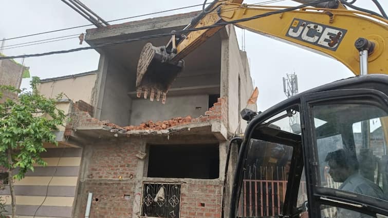 Indore Anti encroachment action on illegal house woman attempts to hang herself IN MP ANN इंदौर में बुलडोजर कार्रवाई पर बवाल, टीम पर पत्थरबाजी, महिला ने किया फांसी लगाने के प्रयास