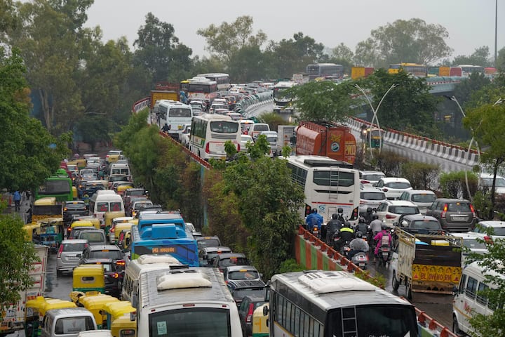 घंटों तक हुई झमाझम बारिश की वजह से एक बार फिर पूरी दिल्ली दरिया में तब्दील होती नजर आई.