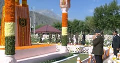 करगिल विजय के 25 साल: हाथ जोड़ PM ने वॉर मेमोरियल का लगाया चक्कर, PAK को लेकर कह दी यह बड़ी बात!