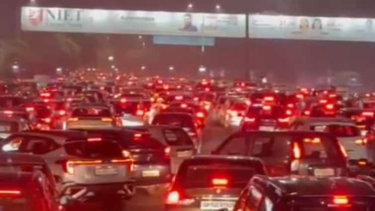 Delhi Noida Delhi DND Flyway Traffic Jam And Slow Vehicular Movement Watch: डीएनडी फ्लाईवे पर लगा भारी ट्रैफिक जाम, रेंगती दिखीं गाड़ियां