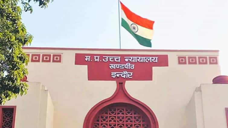 Madhya Pradesh High Court on Central Government for Lifting RSS Ban from Retired Government Employees ann 'अदालत इस बात पर अफसोस जताती है कि...', RSS को लेकर केंद्र के फैसले पर MP हाई कोर्ट की अहम टिप्पणी