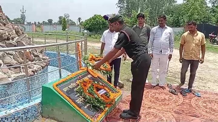 कारगिल शहीद दिवस पर बच्चों ने चार्ट बनाए थे जिसमें उत्कृष्ट प्रदर्शन करने वाले बच्चों को सम्मानित भी किया गया शहीद के परिवार को भी सम्मानित किया गया.