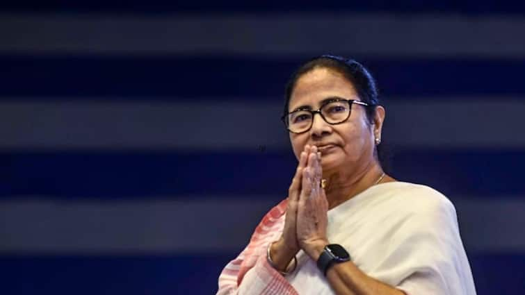 west bengal cm mamata banerjee left niti aayog meeting PM MODi Niti Aayog Meeting: नीति आयोग की बैठक बीच में छोड़कर निकलीं ममता बनर्जी, बोलीं- मुझे बोलने नहीं दिया जाता