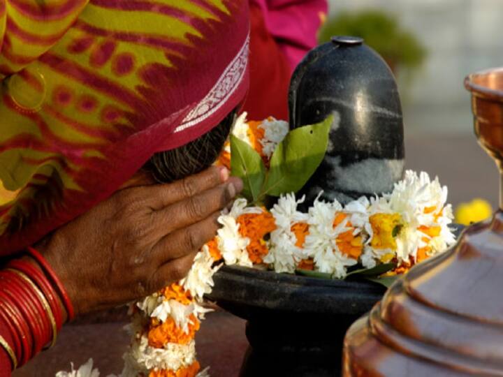 यदि जन्म कुंडली में मंगल ग्रह से संबंधित समस्या है तो मंगलवार के दिन शिव जी को मंगला गौरी व्रत का भोग लगाएं और शिव पार्वती की पूजा करें।