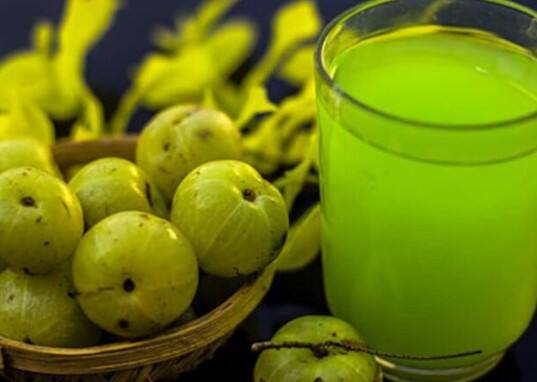 આમળા એક સુપરફૂડ છે જે સ્વાસ્થ્ય માટે ખૂબ જ ફાયદાકારક માનવામાં આવે છે. આયુર્વેદમાં આમળાનો ઉપયોગ દવા તરીકે થાય છે. આમળાને વિટામિન સીનો શ્રેષ્ઠ સ્ત્રોત માનવામાં આવે છે. વિટામિન સી રોગપ્રતિકારક શક્તિને મજબૂત કરવામાં મદદરૂપ છે. વિટામિન સી ઉપરાંત વિટામિન એ, બી કોમ્પ્લેક્સ, પોટેશિયમ, કેલ્શિયમ, મેગ્નેશિયમ, આયર્ન, કાર્બોહાઈડ્રેટ અને ફાઈબર જેવા ગુણો પણ આમળામાં જોવા મળે છે, જે શરીરને ઘણા ફાયદા પહોંચાડવામાં મદદરૂપ થાય છે.