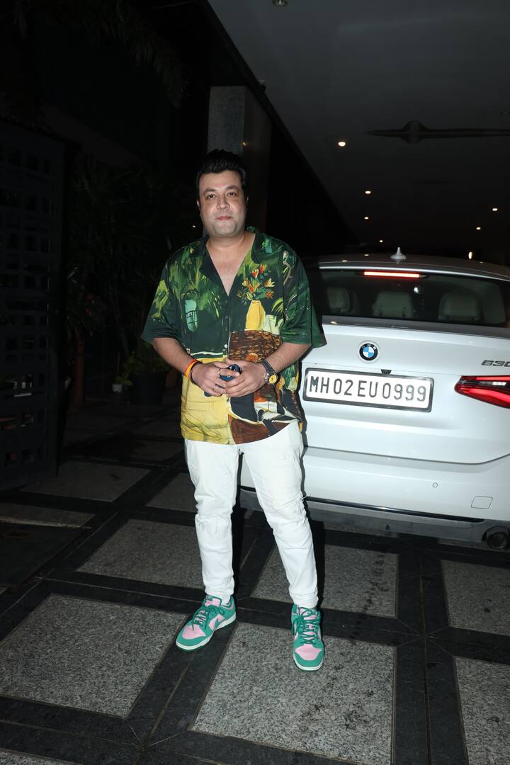 वरुण शर्मा भी पार्टी में ग्रीन कलर की कलरफुर शर्ट के साथ व्हाइट पैंट पहनकर पहुंचे थे. उन्होंने पैप्स को जमकर पोज दिए.