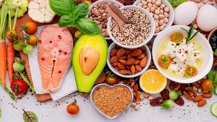 ਪ੍ਰੋਟੀਨ ਸਾਡੇ ਸਰੀਰ ਲਈ ਬਹੁਤ ਜ਼ਰੂਰੀ ਹੈ ਪਰ ਸਰੀਰ ਵਿੱਚ ਪ੍ਰੋਟੀਨ ਦੀ ਜ਼ਿਆਦਾ ਮਾਤਰਾ ਸਾਡੇ ਗੁਰਦਿਆਂ ਨੂੰ ਨੁਕਸਾਨ ਪਹੁੰਚਾ ਸਕਦੀ ਹੈ। ਦਰਅਸਲ, ਇਹ ਕਿਡਨੀ 'ਤੇ ਵਾਧੂ ਬੋਝ ਵਧਾਉਂਦਾ ਹੈ ਅਤੇ ਕਿਡਨੀ ਵਿਚ ਪ੍ਰੋਟੀਨ ਜਮ੍ਹਾ ਹੋਣ ਲੱਗਦਾ ਹੈ, ਜਿਸ ਨਾਲ ਪੇਟ ਦੇ ਅੰਦਰ ਤੇਜ਼ਾਬ ਵਾਲਾ ਮਾਹੌਲ ਬਣ ਜਾਂਦਾ ਹੈ। ਗੁਰਦੇ ਦੀ ਪੱਥਰੀ ਅਤੇ ਪੱਥਰੀ ਦਾ ਖਤਰਾ ਵੀ ਰਹਿੰਦਾ ਹੈ ਅਤੇ ਵਾਰ-ਵਾਰ ਪਿਸ਼ਾਬ ਆਉਣ ਦੀ ਸਮੱਸਿਆ ਵੀ ਰਹਿੰਦੀ ਹੈ। ਇੰਨਾ ਹੀ ਨਹੀਂ, ਮਾਹਿਰਾਂ ਦਾ ਮੰਨਣਾ ਹੈ ਕਿ ਜ਼ਿਆਦਾ ਪ੍ਰੋਟੀਨ ਲੈਣ ਨਾਲ ਜਿਗਰ ਅਤੇ ਹੱਡੀਆਂ 'ਤੇ ਮੈਟਾਬੋਲਿਕ ਦਬਾਅ ਪੈਂਦਾ ਹੈ ਅਤੇ ਇਸ ਨਾਲ ਕੈਂਸਰ ਅਤੇ ਹਾਰਟ ਅਟੈਕ ਦੀ ਸੰਭਾਵਨਾ ਵੀ ਹੋ ਸਕਦੀ ਹੈ।