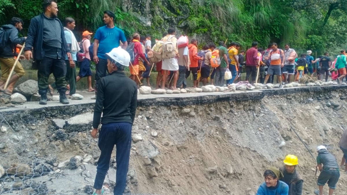 भारी बारिश के बंद हुआ गौरीकुंड हाईवे छोटी गाड़ियों के लिए खुला, 2500 लोगों का किया सुरक्षित रेस्क्यू