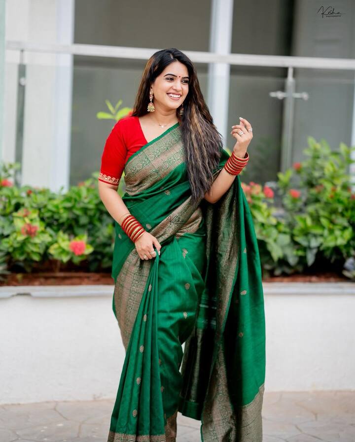 ప్రస్తుతం ఈ ఫోటోలు నెట్టింట తెగ వైరల్ అవుతున్నాయి. స్రవంతి ఏ దుస్తులు ధరించినా, అందంగానే కనిపిస్తుందంటూ నెటిజన్లు కామెంట్స్ పెడుతున్నారు.