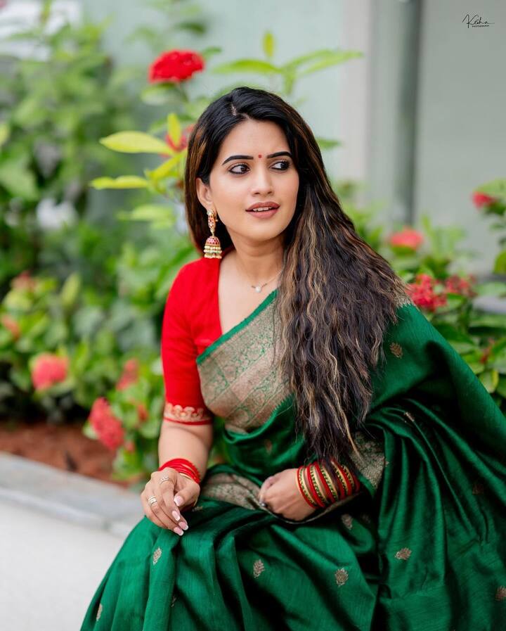 చక్కటి ఆటతీరుతో మంచి ప్రేక్షకాదరణ దక్కించుకుంది. హౌస్ నుంచి బయటకు వచ్చాక సోషల్ మీడియాలో బాగా యాక్టివ్ అయ్యింది.