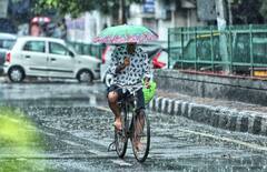 Delhi Weather: दिल्ली के आसमान में सुबह से छाए हैं काले बादल, जानें- कब होगी बारिश?