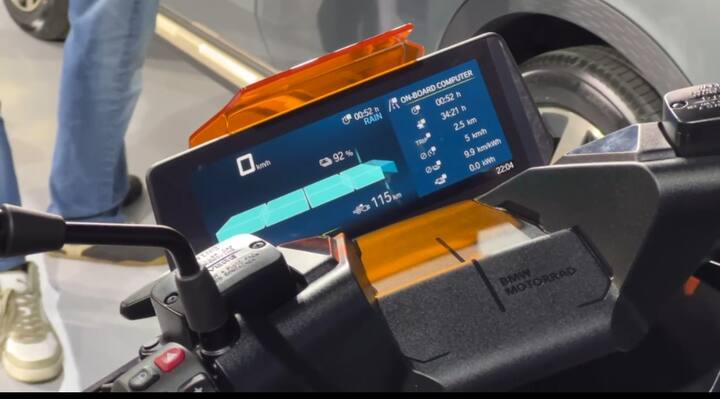 इस स्कूटर को 0 से 50 kmph की स्पीड तक पहुंचने में 2.6 सेकंड का समय लगता है. इस स्कूटर की टॉप-स्पीड 120 kmph है. स्कूटर में 8.5 kWh का बैटरी पैक दिया गया है, जिससे सिंगल चार्जिंग में 130 किलोमीटर की रेंज मिलती है.