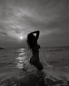 समुंदर में नहाते हुए इस एक्ट्रेस ने शेयर की ग्लैमरस तस्वीरें, एक पल के भी नहीं हटेगी नजर, फटाफट देख लें