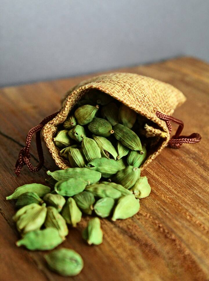 மூன்று ஏலக்காயை எடுத்து சென்றால் பண வரவு அதிகரிக்குமாம்.