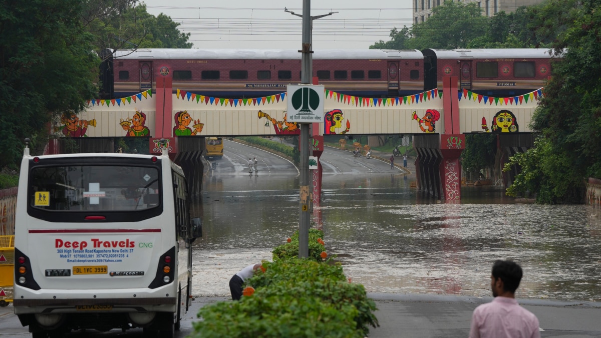 Delhi Weather: दिल्ली के आसमान में सुबह से छाए हैं काले बादल, जानें- कब होगी बारिश?