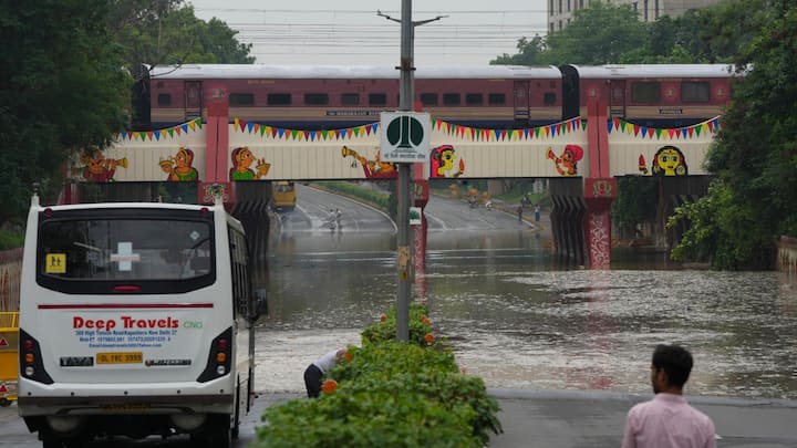 Delhi Weather Today: दिल्ली में शुक्रवार को बारिश के बावजूद उमस से आशिंक राहत ही मिली. आद्रता का स्तर चरम पर है. मौसम विभाग के मुताबिक दिल्ली में आज भी बारिश की संभावना है.