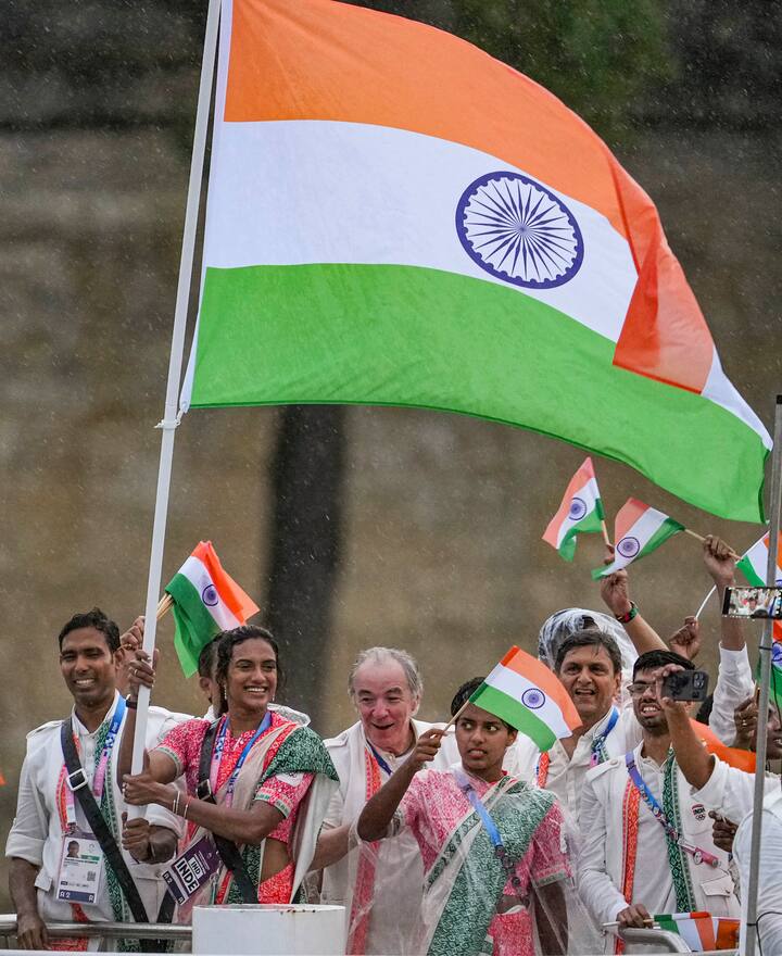 इस उद्घाटन समारोह में भारतीय दल ने 84वें नंबर पर सीन नदी में परेड की. भारतीय दल में पीवी सिंधु और अचंता शरत कमल ने तिरंगा लहराया.