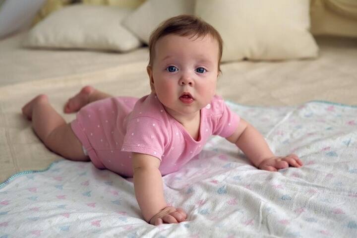 इस समय शिशु के दांत आने लगते हैं, इससे उसे तकलीफ हो सकती है. ऐसे में अगर बच्चा लगातार रो रहा हो, तो उसे डॉक्टर को जरूर दिखाएं.