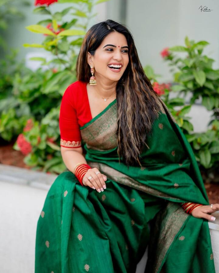 తాజాగా ఈ ముద్దుగుమ్మ ఆకుపచ్చ చీరలో దిగిన ఫోటోలు అభిమానులతో పంచుకుంది.