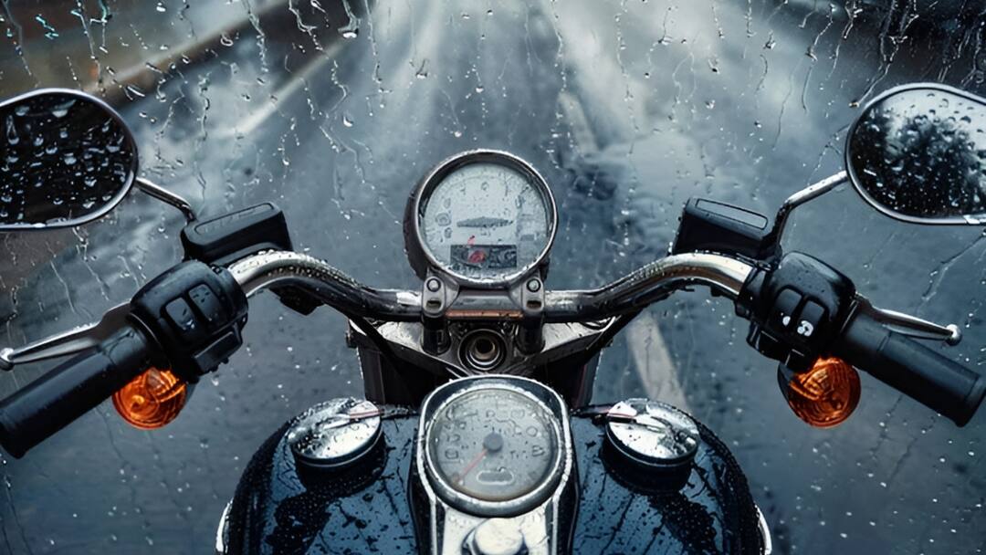 Bike Tips in Monsoon: बरसात में चला गया बाइक के साइलेंसर में पानी तो घबराएं नहीं, इन टिप्स से तुरंत फिट हो जाएगी गाड़ी Bike tips in monsoon If water gets into the bike silencer during the rain don't worry with these tips the car will fit immediately Bike Tips in Monsoon: बरसात में चला गया बाइक के साइलेंसर में पानी तो घबराएं नहीं, इन टिप्स से तुरंत फिट हो जाएगी गाड़ी