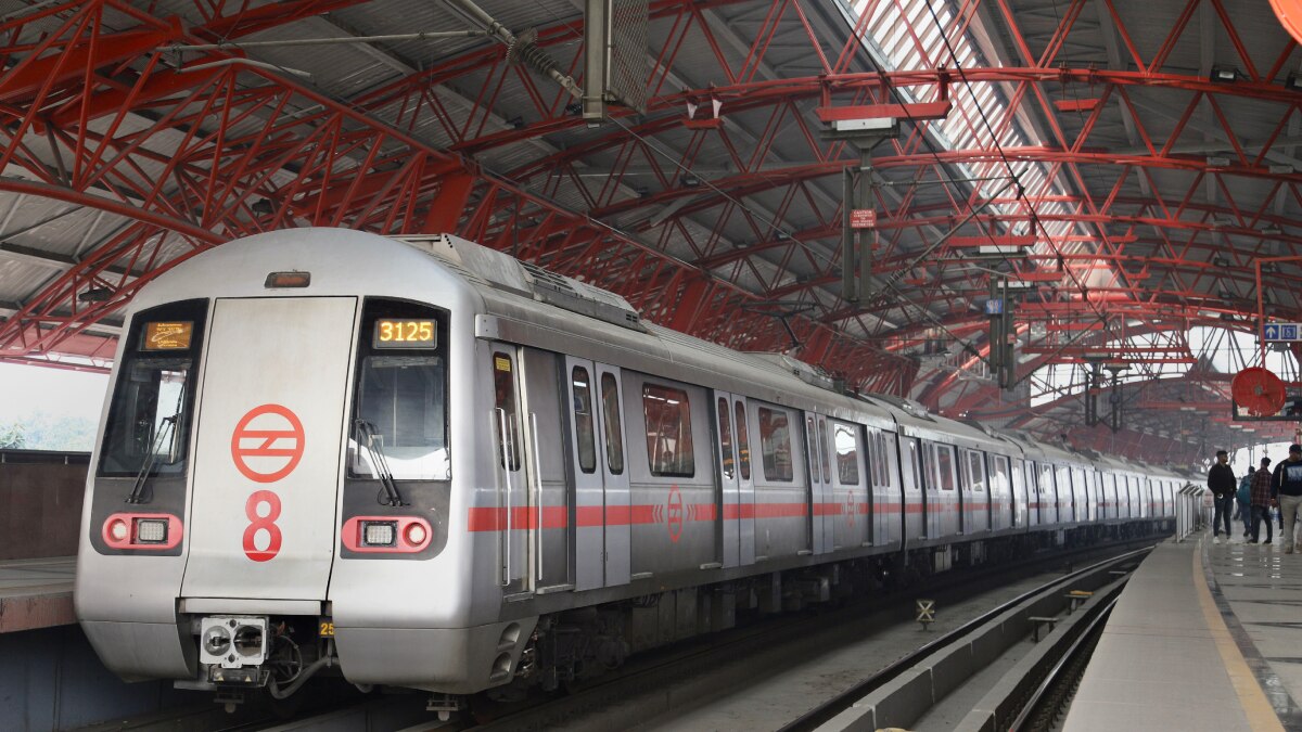 दिल्ली मेट्रो में रील्स बनाने के खिलाफ DMRC का अभियान, 1647 लोगों को भरना पड़ा जुर्माना