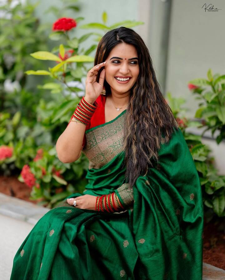 సంప్రదాయ దుస్తులతో పాటు మోడ్రన్ డ్రెస్సులలో అందాల కనువిందు చేస్తూ ఆకట్టుకుంటుంది.